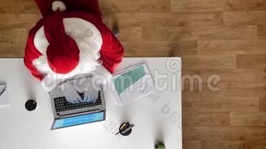 圣诞老人在办公室工作，手提电脑，打字，鸟瞰，上下<strong>射击</strong>，多利<strong>射击</strong>